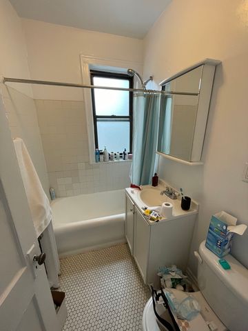 631 W ROSCOE Street D2, Chicago, IL 60657