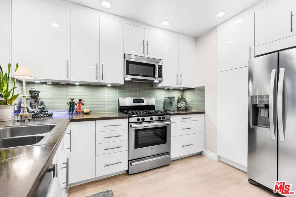 Image 5 of property listing at 1617 S Beverly Glen Boulevard 204, Los Angeles, CA 90024