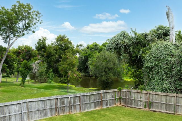 524 Lexington Avenue, Clute, TX 77531
