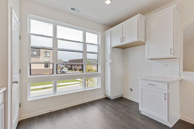1289 Lakepointe Drive, Schaumburg, IL 60173