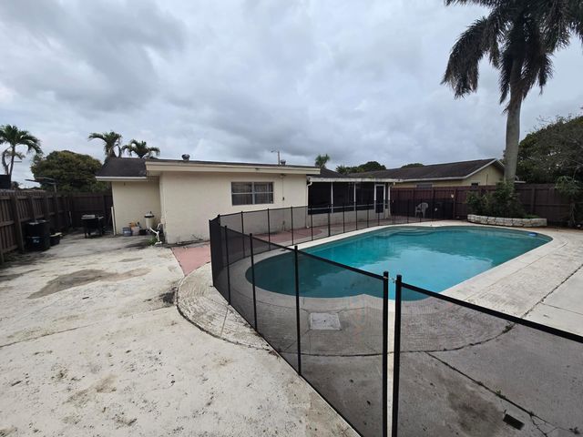 413 SW 73rd Avenue, North Lauderdale, FL 33068