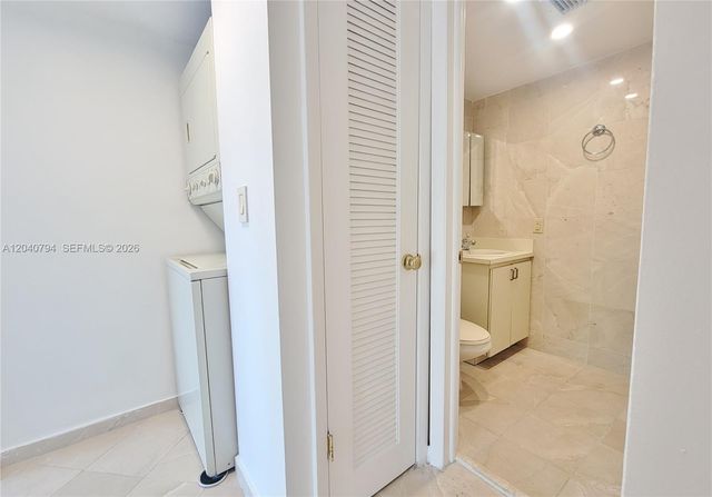 77 Crandon Blvd 2b 2B, Key Biscayne, FL 33149