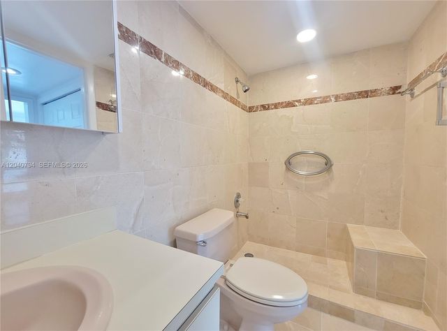 77 Crandon Blvd 2b 2B, Key Biscayne, FL 33149