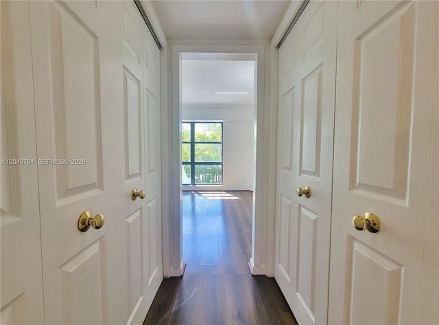 77 Crandon Blvd 2b 2B, Key Biscayne, FL 33149