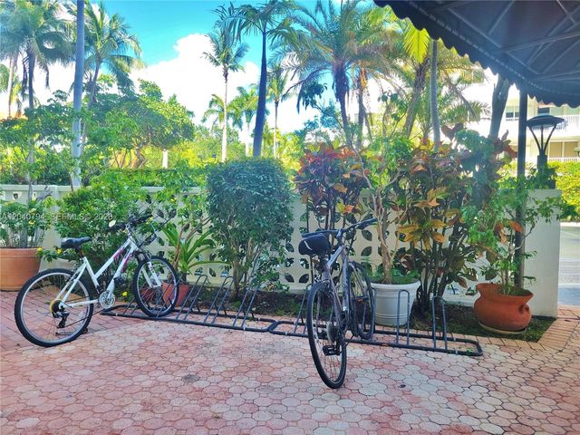 77 Crandon Blvd 2b 2B, Key Biscayne, FL 33149