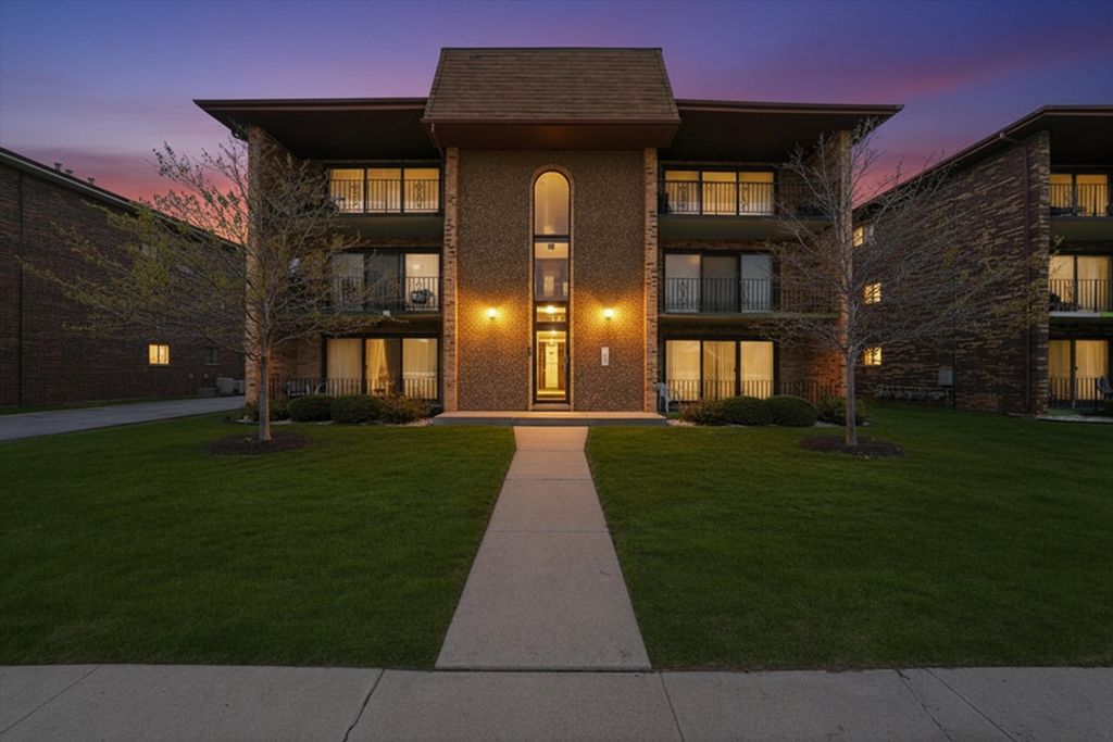 Image 1 of property listing at 4854 W 122nd Street 2E, Alsip, IL 60803