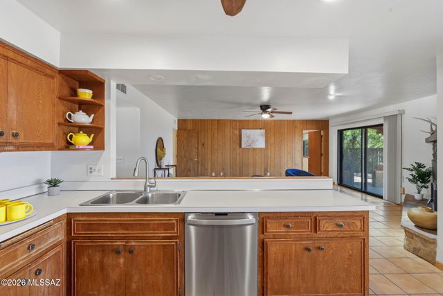 1235 E Moonridge Road, Tucson, AZ 85718
