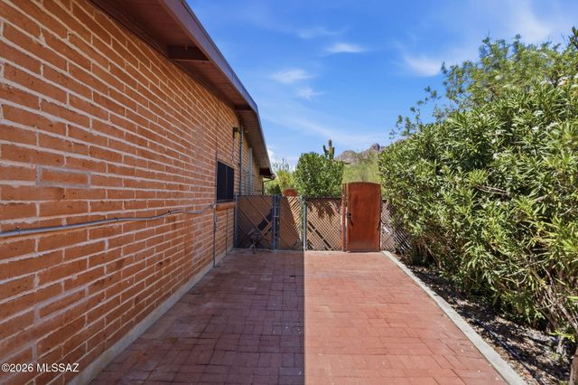 1235 E Moonridge Road, Tucson, AZ 85718