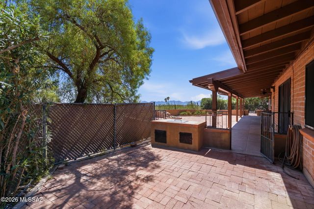 1235 E Moonridge Road, Tucson, AZ 85718