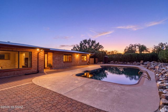 1235 E Moonridge Road, Tucson, AZ 85718