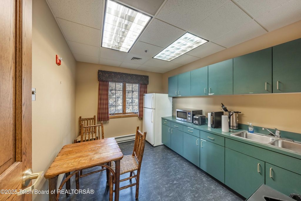 975 W BROADWAY Avenue, Jackson, WY 83001 photo 13