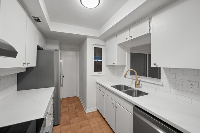 9654 Westview Drive 9, Houston, TX 77055