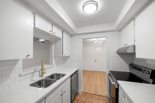 9654 Westview Drive 9, Houston, TX 77055