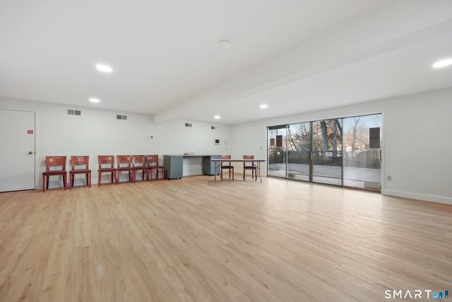 61 Riverside Avenue 14, Stamford, CT 06905