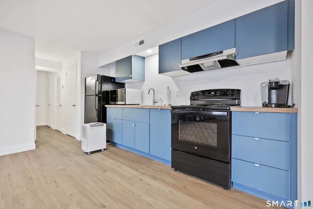 61 Riverside Avenue 14, Stamford, CT 06905