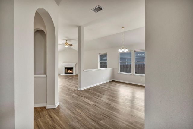 216 Meadowside DR, Hutto, TX 78634
