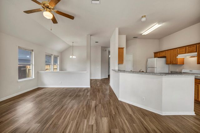 216 Meadowside DR, Hutto, TX 78634