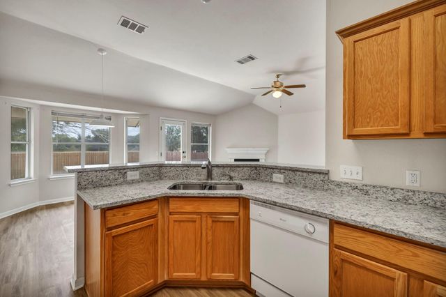 216 Meadowside DR, Hutto, TX 78634