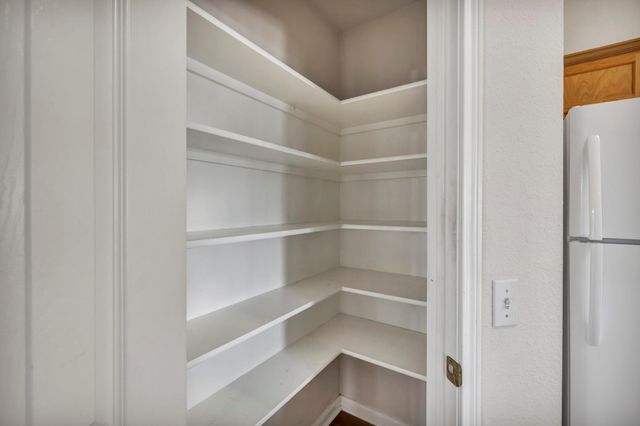 216 Meadowside DR, Hutto, TX 78634