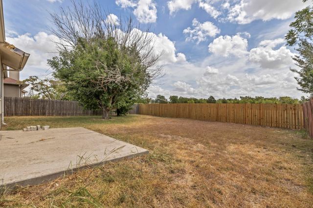216 Meadowside DR, Hutto, TX 78634