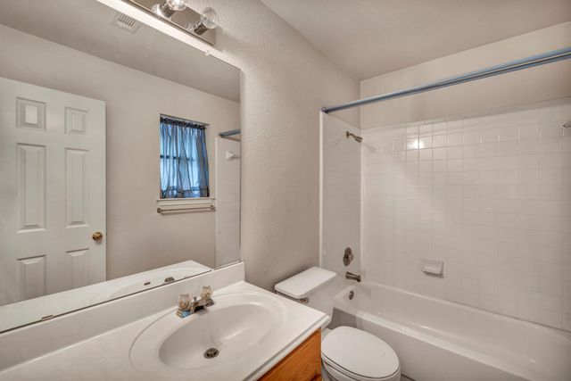 216 Meadowside DR, Hutto, TX 78634