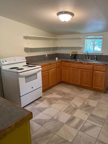 823 Monterrey ST, Lockhart, TX 78644