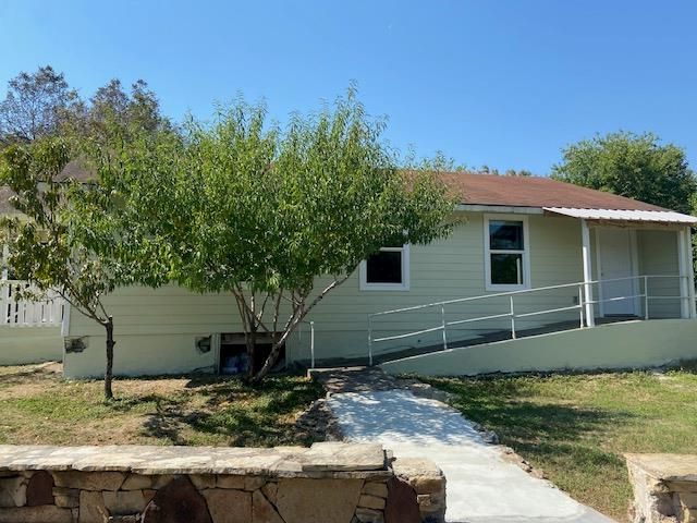 823 Monterrey ST, Lockhart, TX 78644