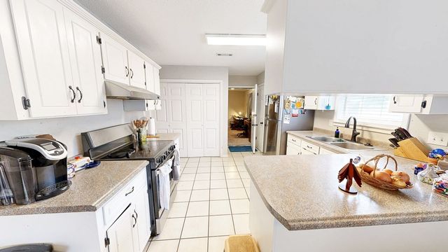 104 E Roxbury Road, Dothan, AL 36305