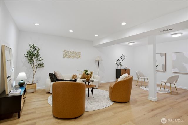 10627 SE 18th St, Bellevue, WA 98004