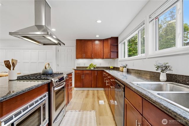 10627 SE 18th St, Bellevue, WA 98004