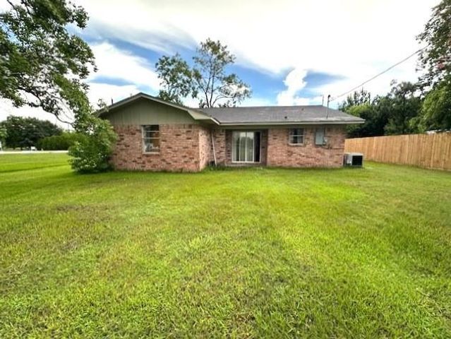 110 Cedar Street, Louise, TX 77455