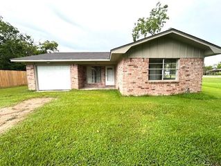 110 Cedar Street, Louise, TX 77455