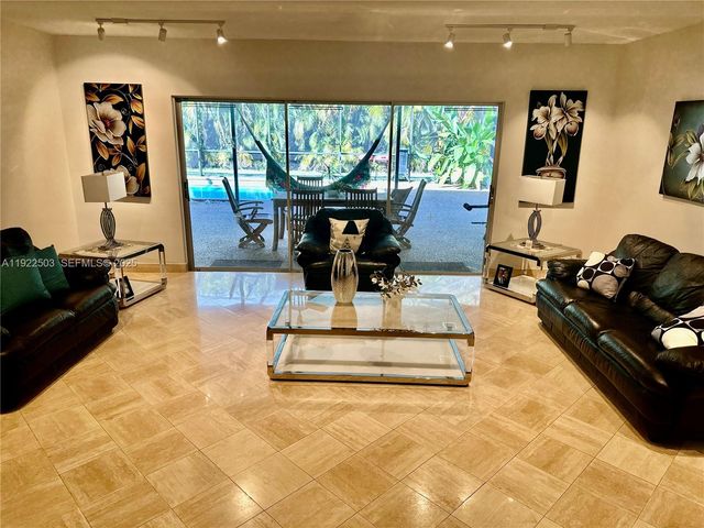 7441 SW 19th St, Plantation, FL 33317