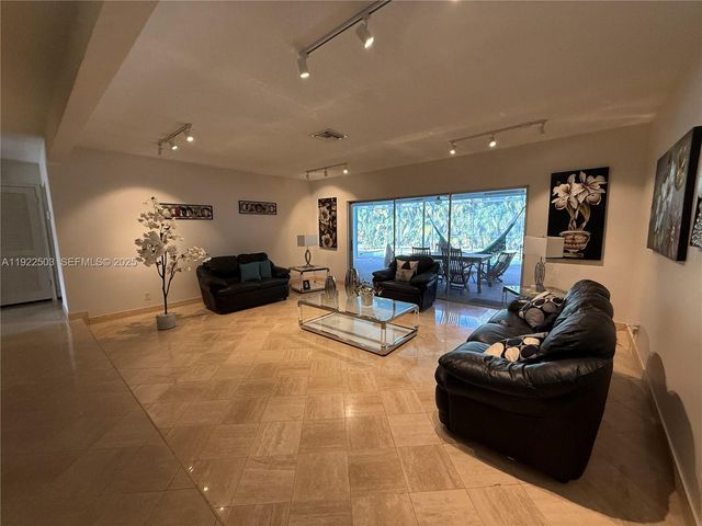 7441 SW 19th St, Plantation, FL 33317