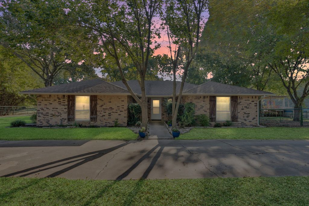 111 Oak Creek Lane, Ovilla, TX 75154