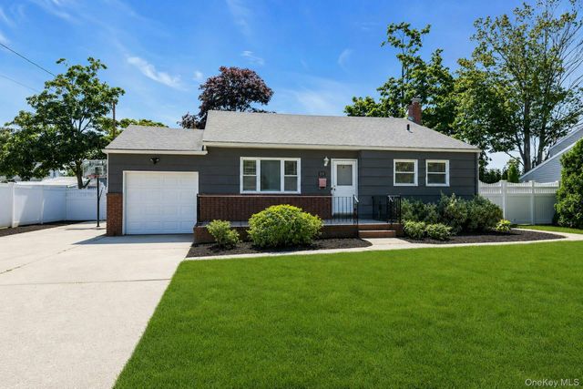 29 Edgewater Avenue, Bayport, NY 11705