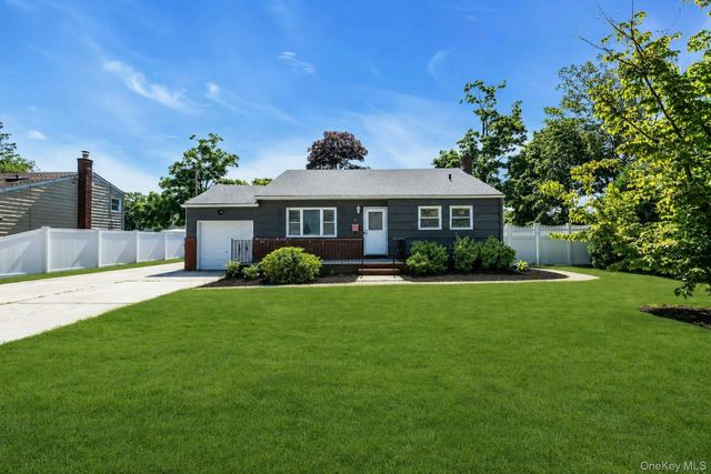29 Edgewater Avenue, Bayport, NY 11705