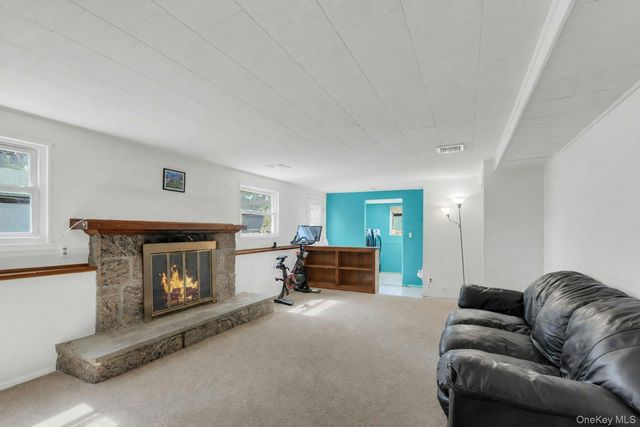 29 Edgewater Avenue, Bayport, NY 11705