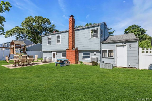 29 Edgewater Avenue, Bayport, NY 11705