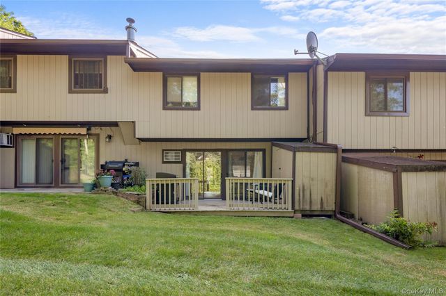 1105 Chelsea Cove S, Hopewell Junction, NY 12533