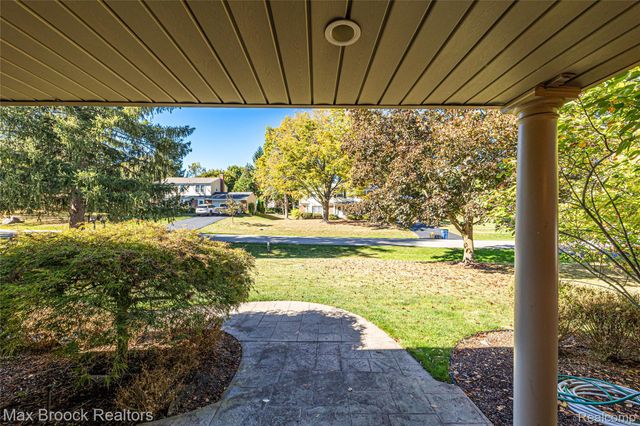 5605 Woodwind Drive, Bloomfield Hills, MI 48301