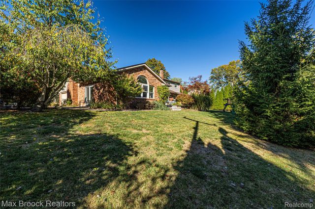 5605 Woodwind Drive, Bloomfield Hills, MI 48301