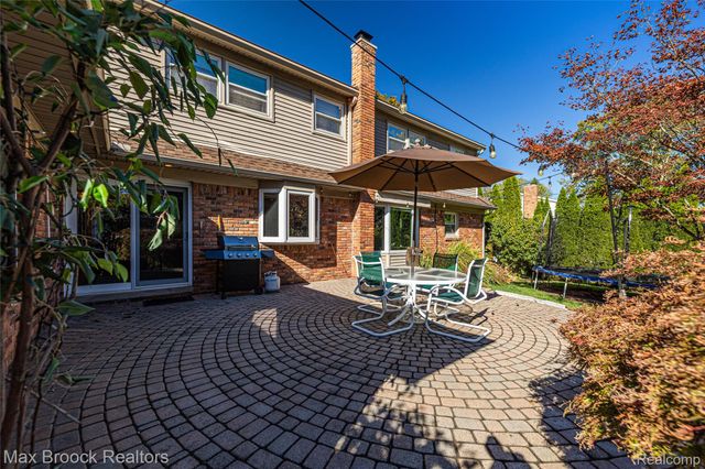 5605 Woodwind Drive, Bloomfield Hills, MI 48301