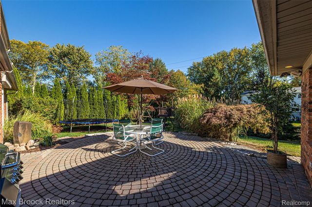5605 Woodwind Drive, Bloomfield Hills, MI 48301