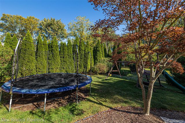 5605 Woodwind Drive, Bloomfield Hills, MI 48301