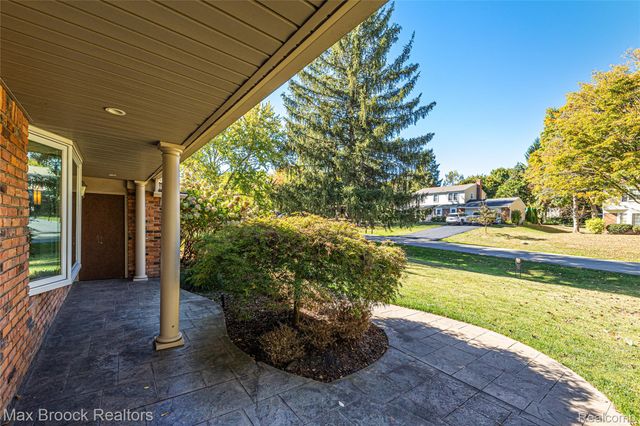 5605 Woodwind Drive, Bloomfield Hills, MI 48301