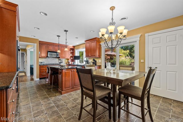 5605 Woodwind Drive, Bloomfield Hills, MI 48301