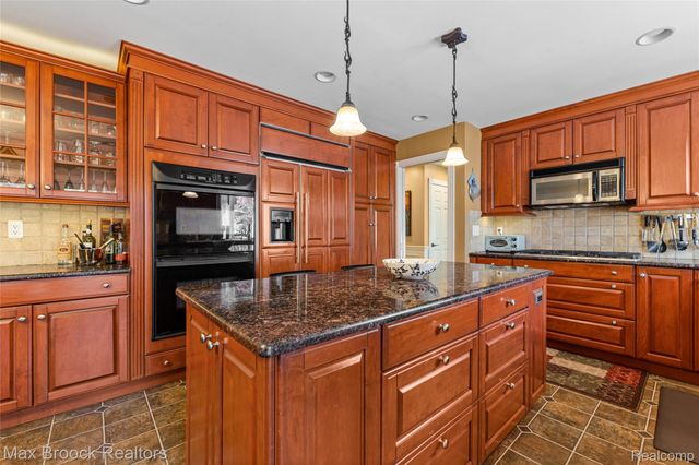 5605 Woodwind Drive, Bloomfield Hills, MI 48301