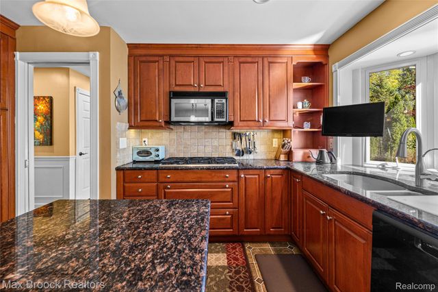 5605 Woodwind Drive, Bloomfield Hills, MI 48301