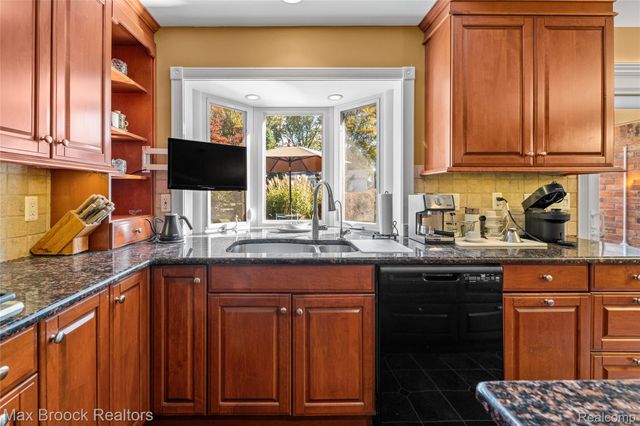 5605 Woodwind Drive, Bloomfield Hills, MI 48301